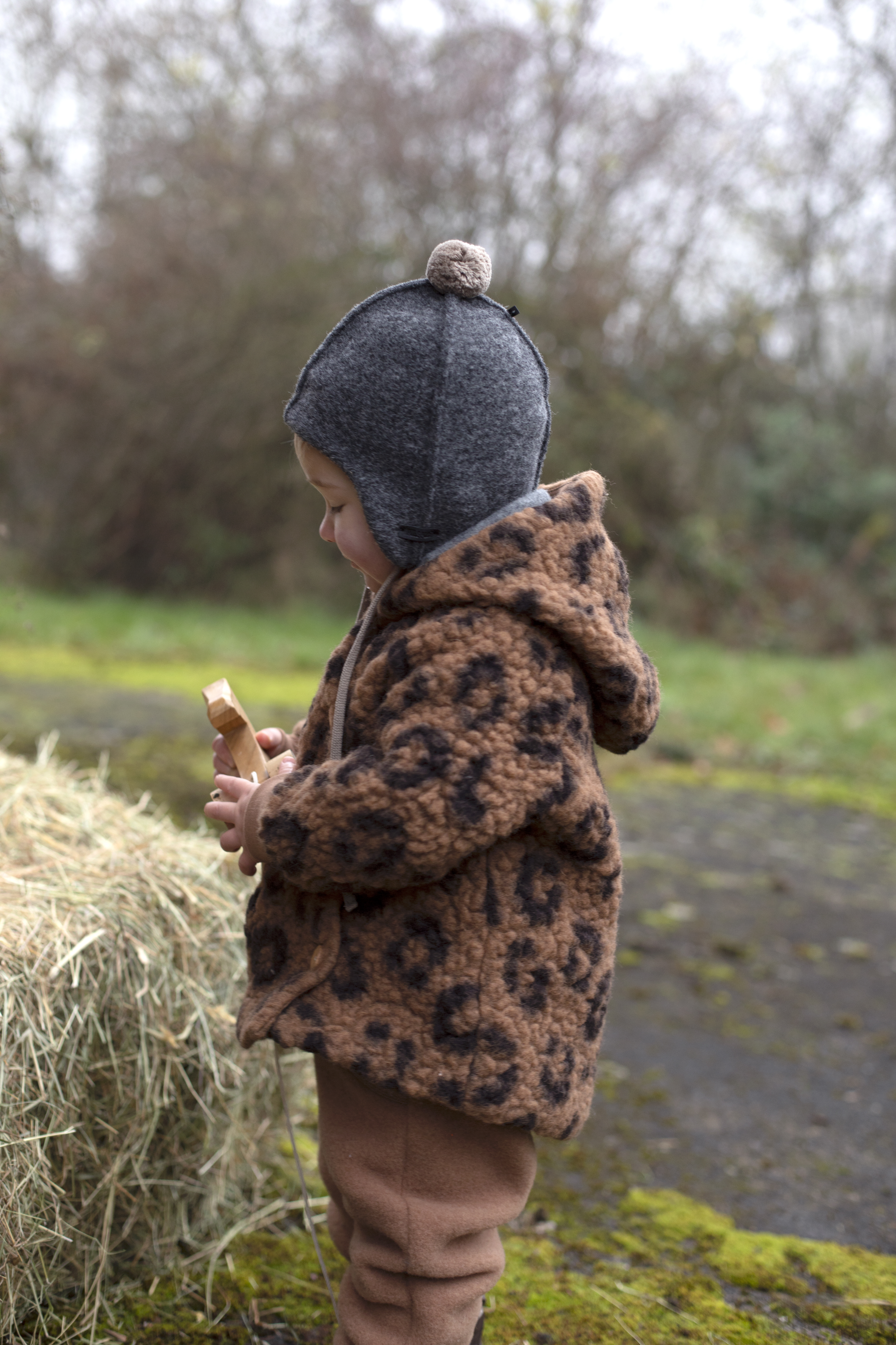 Walk-mit-Bommel-oben,-Naehte-aussen,-Teil-Futter-BW-Jersey